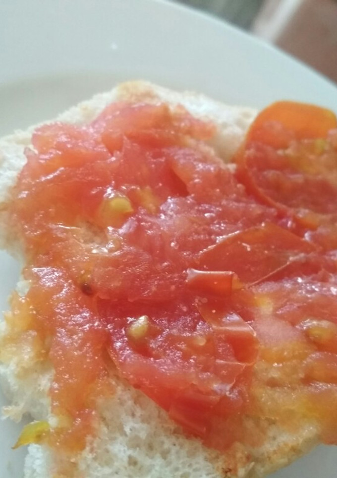 Una foto de Tostada de tomate refregado