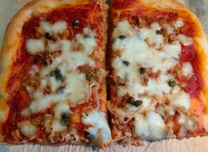 Foto di Pizza rustica con tonno, capperi e cipolla