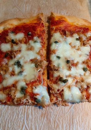 Foto di Pizza rustica con tonno, capperi e cipolla