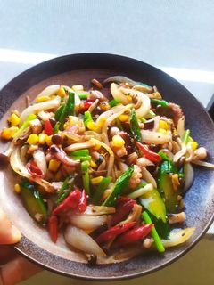 Hình của món Mực xào nấm thập cẩm vị xì dầu.