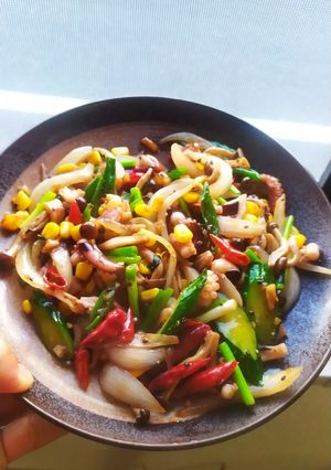 Hình của món Mực xào nấm thập cẩm vị xì dầu.