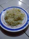 Arroz blanco con un toque de mantequilla, cebolla y ajo
