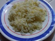Una foto de arroz blanco con mantequilla