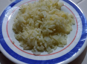 Una foto de Arroz blanco con un toque de mantequilla, cebolla y ajo