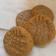 A picture of 3 ingredient peanut butter cookies.