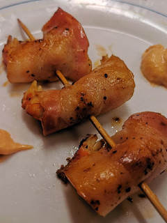 Una foto de Brocheta de langostinos con bacon🦐