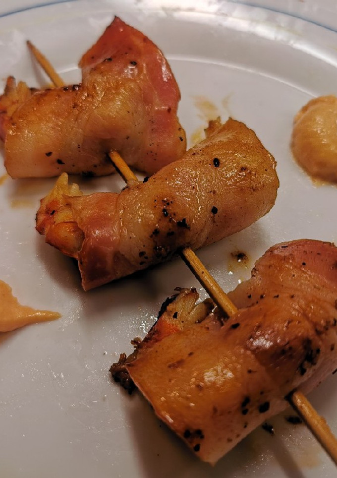 Una foto de Brocheta de langostinos con bacon🦐
