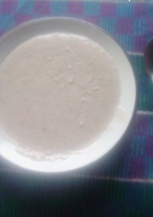 Una foto de Puré de plátano verde y leche
