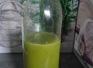 Une photo de L'huile de chef au basilic éclatante