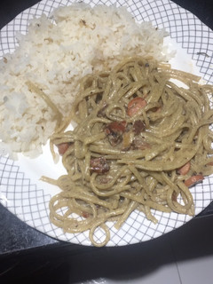 Una foto de Spaghetti con salchicha