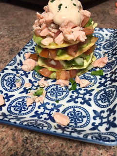 Una foto de Tartar de aguacate con salmón 🥑