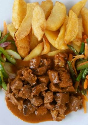 A picture of Potato wedges, Beef, Fried French beans and carrots.