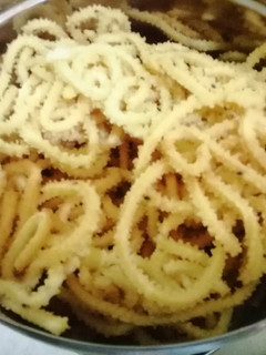பாசிப்பருப்பு முறுக்கு (Paasiparuppu murukku recipe in tamil) செய்முறை முக்கிய புகைப்படம்