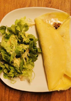 Une photo de Crêpe salée : champignons, crème, œuf et fromage râpé