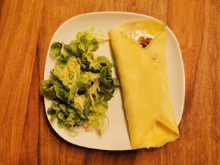 Crêpe salée : champignons, crème, œuf et fromage râpé