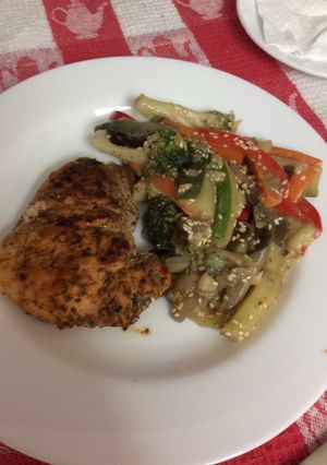 Una foto de Pollo al pimentón con verduras salteadas cremosas