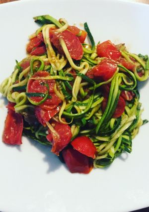 Foto di Spaghetti di zucchine con pomodorini e acciughe