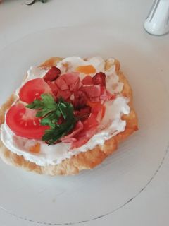 Sonkás-kolbászos lángos recept fotója