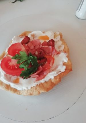 Sonkás-kolbászos lángos recept fotója