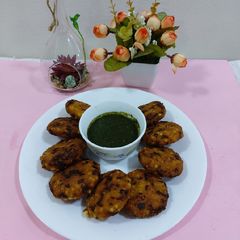 A picture of Sabudana vada with mint chutney.