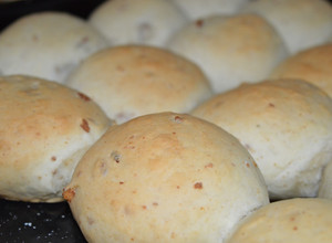 Una foto de Bollos de Pan camperos con chicharrón