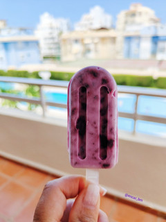 Una foto de Helado de yogur y arándanos