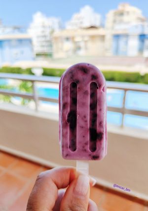 Foto principal de Helado de yogur y arándanos