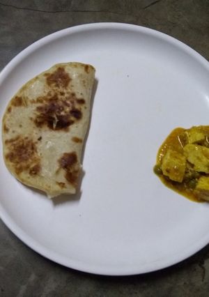 A picture of Butter naan and dahi paneer.