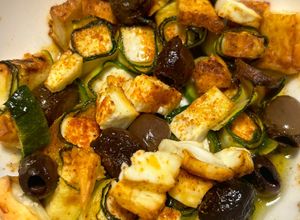 Foto di Feta al forno con zucchine e olive taggiasche nella friggitrice ad aria