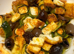 Foto di Feta al forno con zucchine e olive taggiasche nella friggitrice ad aria