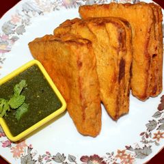 A picture of Bread pakoda.
