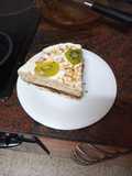 Tarta de mousse con kiwi y almendras