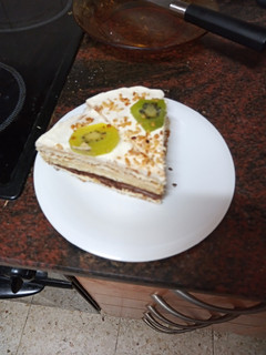 Una foto de Tarta de mousse con kiwi y almendras