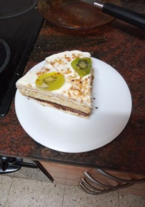 Una foto de Tarta de mousse con kiwi y almendras