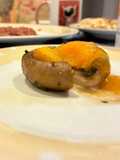 Champiñones con huevo relleno de salsa de trufa