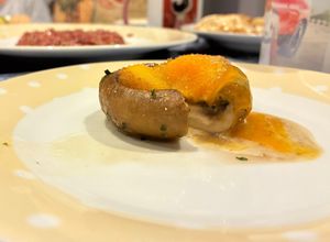 Una foto de Champiñones con huevo relleno de salsa de trufa