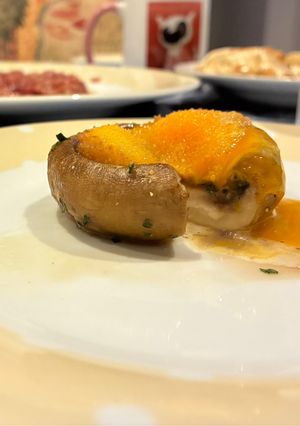 Una foto de Champiñones con huevo relleno de salsa de trufa