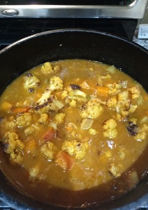 A picture of Roasted Cauliflower & Potato Curry Soup.