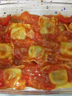 Una foto de Raviolis de queso de cabra y miel con salsa de tomate