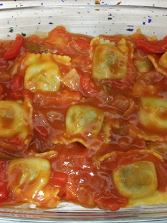 Una foto de Raviolis de queso de cabra y miel con salsa de tomate