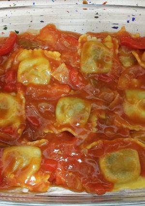 Foto principal de Raviolis de queso de cabra y miel con salsa de tomate