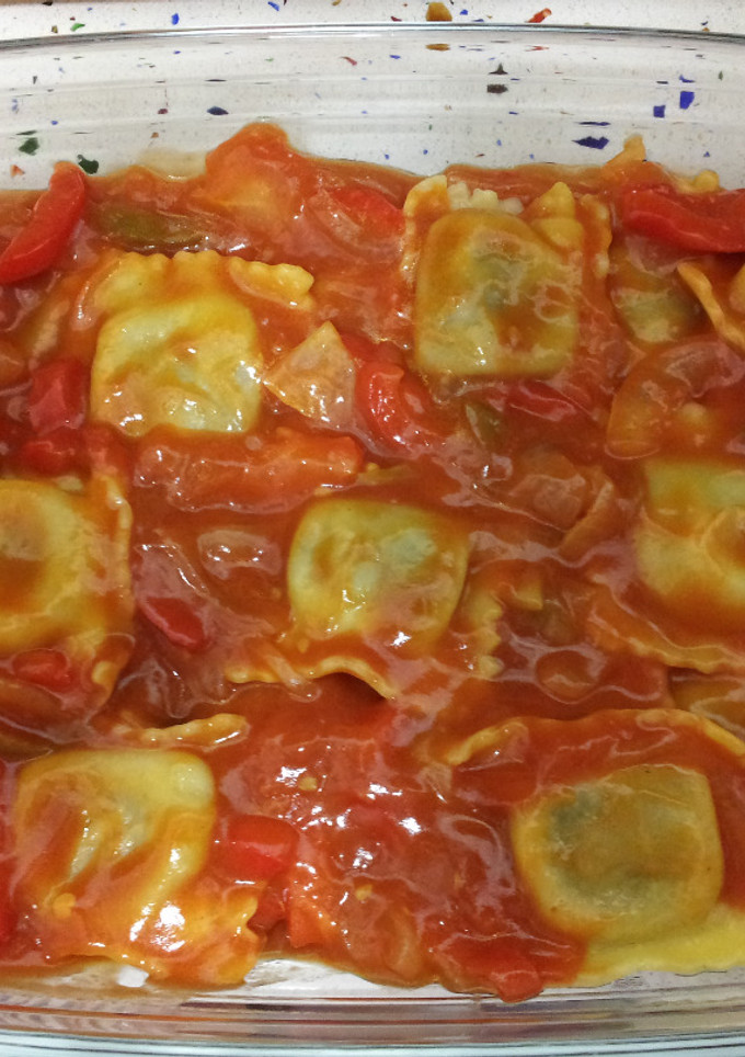 Una foto de Raviolis de queso de cabra y miel con salsa de tomate
