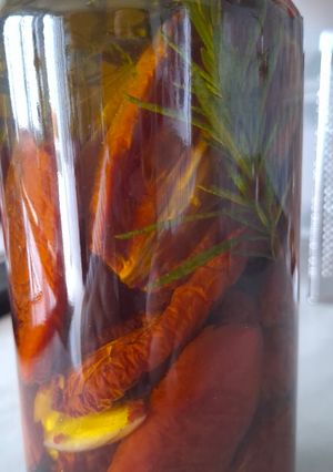 Una foto de Tomate en aceite con hierbas