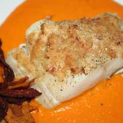 Una foto de Bacalao con costra y salsa de piquillos