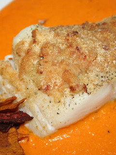 Una foto de Bacalao con costra y salsa de piquillos