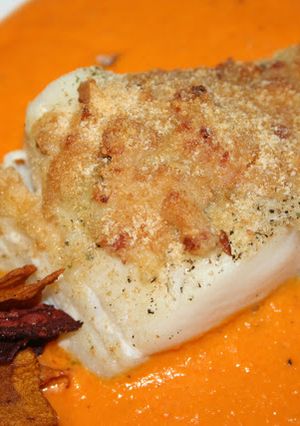 Una foto de Bacalao con costra y salsa de piquillos