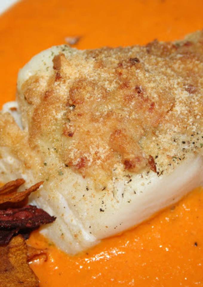 Una foto de Bacalao con costra y salsa de piquillos