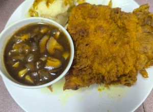 Gambar Crispy Chicken Chop dengan Mashed Potato dan Sos Lada Hitam