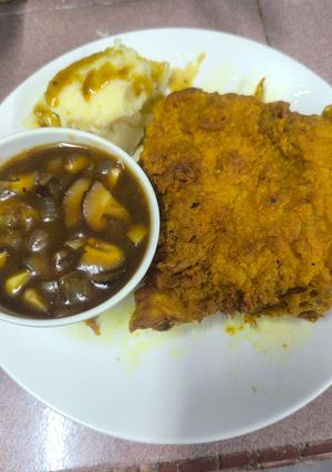 Gambar Crispy Chicken Chop dengan Mashed Potato dan Sos Lada Hitam
