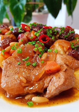 Una foto de Solomillo de cerdo al Moscatel con pasas, piñones y cerezas 🔥🔥